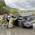 Bomberos intervinieron en la escena del accidente para mitigar los daños.