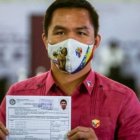 El exboxeador durante la inscripción de su candidatura.