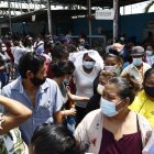 Angustiados familiares de privados de libertad peregrinan por conocer de los suyos, luego de la masacre en la cárcel de Guayaquil.