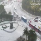 En el norte de Quito, el granizo cubrió las calles de la ciudad.