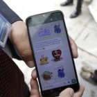 Eckenner Recalde comparte tiernos mensajes con su esposa. Es experto en enviar stickers.