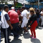 La emoción al confirmar que su hijo, Hugo Landázuri, está vivo provocó que Sandra Nieto se desmaye. Parientes de otros reos la socorrieron.