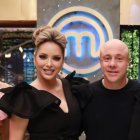 Los jueces junto a la presentadora Érika Vélez.