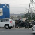Policías y militares intervienen con tanques de guerra la Peni.