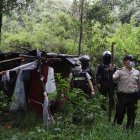 Los policías deben utilizar palos para poder acceder a las quebradas donde los ‘brujos’ arman sus covachas.