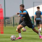 Jeremy Sarmiento fue ascendido al primer equipo del Brighton de Inglaterra.