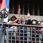 Kevin Vélez Guerrero / Quito
El flamante alcalde de la capital, Santiago Guarderas, presentó a los nuevos titulares de las dependencias municipales. Los anteriores funcionarios cayeron como piezas de dominó, a excepción de Vladimir Tapia, el secretario de Territorio, Hábitat y Vivienda, que se mantiene desde la administración pasada.
Durante su posesión, el máximo funcionario del gobierno quiteño dijo que habló con gremios para que presenten propuestas técnicas para la dirección de las carteras. “Yo ni los conozco”, enfatizó.
Así, ha establecido que la secretaria de planificación es Nadia Ruiz, quien tiene estudios en Transparencia y Lucha contra la Corrupción y lleva 10 años en el servicio público. Ella estará a cargo del plan que guiará el desarrollo de Quito.
Daniela Valarezo, exsuperintendenta de la Policía de Pichincha, dirigirá la Secretaría de Seguridad y Gobernabilidad. Ella tiene estudios en Criminología y Ejecución Penal.
El médico Francisco Viteri será el nuevo secretario de Salud, después de la salida de Ximena Abarca, juzgada junto con el exalcalde Jorge Yunda por el caso de la compra de 100.000 pruebas para la detección de COVID-19, por supuesta baja efectividad. 
Viteri lleva 30 años de carrera en el Municipio y es uno de los funcionarios nombrados por el actual alcalde en junio pasado, cuando se efectivizó la remoción de Yunda y Guarderas asumió el poder. Cuando Yunda ‘recuperó el sillón municipal el pasado 30 de julio, fue reemplazado y ahora es reintegrado a la plantilla como funcionario del Cabildo quiteño. Tiene una maestría en Investigación y Administración de la Salud.
Otros nuevos funcionarios son Carolina Velázquez, a cargo de la Secretaría de Coordinación Territorial y Participación Ciudadana; Fernando Sánchez, en Inclusión; Luis Calle, quien va a la Secretaría de Educación, Recreación y Deporte; y el cineasta Juan Martín Cueva, en Cultura.
La Secretaría de Ambiente la asumió Cecilia Pacheco, bióloga y magíster en Manejo de la Vida Silvestre. Desarrollo Productivo queda a cargo de Daniela Espinoza. En Comunicación estará Iván Matute, magíster en Comunicación Audiovisual. Y la cartera de Movilidad queda bajo la responsabilidad de Marcelo Narváez.