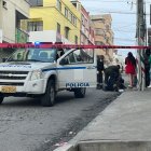 La Policía llegó al sitio para iniciar las investigaciones. Solo unas gotas de sangre de la víctima quedaron en el piso.