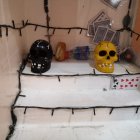 Este es el altar que supuestamente encontró la policía en el pabellón de alias Fito.