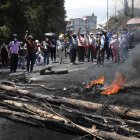 Decenas de personas se congregaron en dos puntos de la vía Intervalles, oriente de Quito.