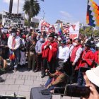 Dirigentes indígenas avanzan hacia el palacio de Carondelet.
