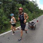 El atleta alemán Jonas Deichmann (d) corre con destino al poblado de Santo Domingo en Cancún, estado de Quintana Roo (México).