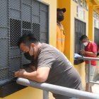 Fanáticos buscan entradas para el partido de Ecuador contra Bolivia.