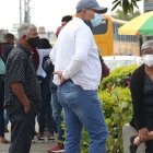 Alejandro Duarte (manos en los bolsillos) se enteró recién el sábado que su hijo estaba muerto.