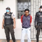 El detenido junto a policías.