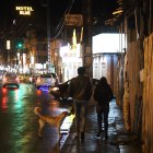 Dos jóvenes caminan sin rumbo fijo luego de salir de una de las hostales que se encuentran en esta avenida del sur de la ciudad. Aprovechan la noche para escabullirse.