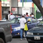 El hecho ocurrido en este sector de Guayaquil fue captado por transeúntes y se observa cuando el extranjero amenaza con un cuchillo.