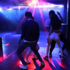 Las personas que deseen ir a una discoteca deberán llevar su carné de vacunación (con las dos dosis), que será revisado antes de entrar al establecimiento.