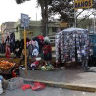 Los  comerciantes ocupan casi la totalidad de la avenida principal del barrio.