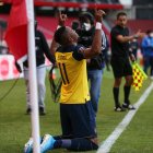 Michael Estrada celebrando sus goles ante Uruguay.