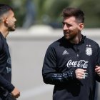 l jugador de la selección Argentina Lionel Messi (d) participa en un entrenamiento hoy, en el predio de la Asociación del Fútbol Argentino (AFA) en Ezeiza, provincia de Buenos Aires (Argentina).