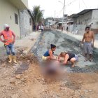 El cuerpo de Ángel Amado Celi Núñez quedó sobre el piso de tierra de una calle del noroeste de Guayaquil.
