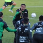 El técnico de la selección de Bolivia César Farías (c),en una imagen de archivo