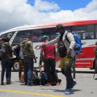 Migrantes haitianos esperan en la frontera para cruzar a Colombia, el 16 de septiembre de 2021, en Tulcán (Ecuador).