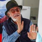 El comediante ecuatoriano Carlos Michelena habla durante una entrevista