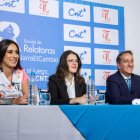 La jugadora del Club Ñañas Fernanda Vásconez (izq), María José Hidalgo y Alfonso Laso, en la presentación de la Escuela de Relatoras.