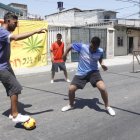 Sobre una cancha de cemento juegan los peloteros de la Perla del Pacífico.