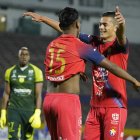 Jhomil Delgado (i) fue uno de los jugadores destacados de los puros criollos. El joven delantero marcó el segundo tanto del Bitri.