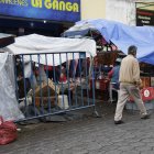 Los vecinos caminan por la calle porque las aceras están repletas. Se exponen más a los robos, dicen.