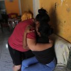 Estefanía recibe el consuelo de sus familiares. Su esposo, Jorge Leonardo González, es uno de los reos asesinados.