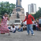 En plazas y parques de la urbe porteña se 'riega' el humor.