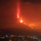 EFE
Fuente:
EFE
Autor:
Carlos de Saa
Temática:
Catástrofes y accidentes » Erupción volcánica
Imagen tomada esta madrugada desde Los Llanos de Aridane (La Palma) de la erupción en Cumbre Vieja, que a las 15.12 horas de este viernes comienza su vigésimo día de actividad.