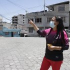 Rocío Jordán señala una de las calles donde más se escuchan riñas, en Monjas.