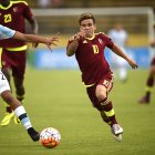 El jugador Yeferson Soteldo es baja ante la selección de Ecuador.

Argentina's player Cristian Romero (L) vies for the ball with Venezuela's Yeferson Soteldo during their South American Championship U-20 football match at the Olimpico Atahualpa stadium in Quito on February 11, 2017. / AFP / RODRIGO BUENDIA FBL-U20-ARG-VEN.