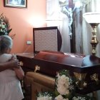 Los restos de Gary Misael Rosero Villafuerte son velados en la sala de su casa.