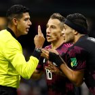 Raúl Jiménez (c) y Andrés Guardado (d) de México reclamaban una falta en un partido de las eliminatorias de la Concacaf para el Mundial de Catar 2022 ante Canadá,disputado el pasado 1 de octubre en Ciudad de México (México).