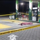 El cadáver de Jefferson Chuqui, quien residía en el recinto Cascajal, quedó tendido al pie de  los dispensadores de combustible.