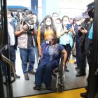 Subir o bajar de las unidades puede resultar peligroso para las personas con discapacidad.