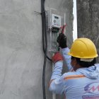 Técnicos instalan los medidores