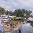 Un grupo de jubildos de la Universidad de Guayaquil se apostaron en la avenida Delta durante un plantón donde miembros de la Policía tuvieron que intervenir.