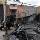 En Carretas existen casas que han sido desocupadas. Los muros están cubiertos con plástico para detener de alguna manera la erosión.