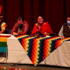 La dirigente indígena Carmen Tiupul (c) ofrece declaraciones hoy, en la Casa de la Cultura Ecuatoriana, en el marco del "Día de la resistencia", en Quito