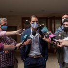 El tenista Rafa Nadal atiende a la prensa a su llegada al acto en el que ha sido distinguido como hijo adoptivo por el ayuntamiento de Sant Llorenç des Cardassar