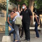 Familiares del occiso se abrazan y lloran desconsoladamente fuera de la morgue.