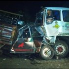 En El Carmen, dos carros chocaron de frente.
