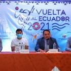El atleta y campeón olímpico Jefferson Pérez, el ciclista ecuatoriano Richard Carapaz, el presidente de la Concentración Deportiva de Pichincha, Jaime Ruiz, y el ministro del Deporte, Sebastián Palacios
